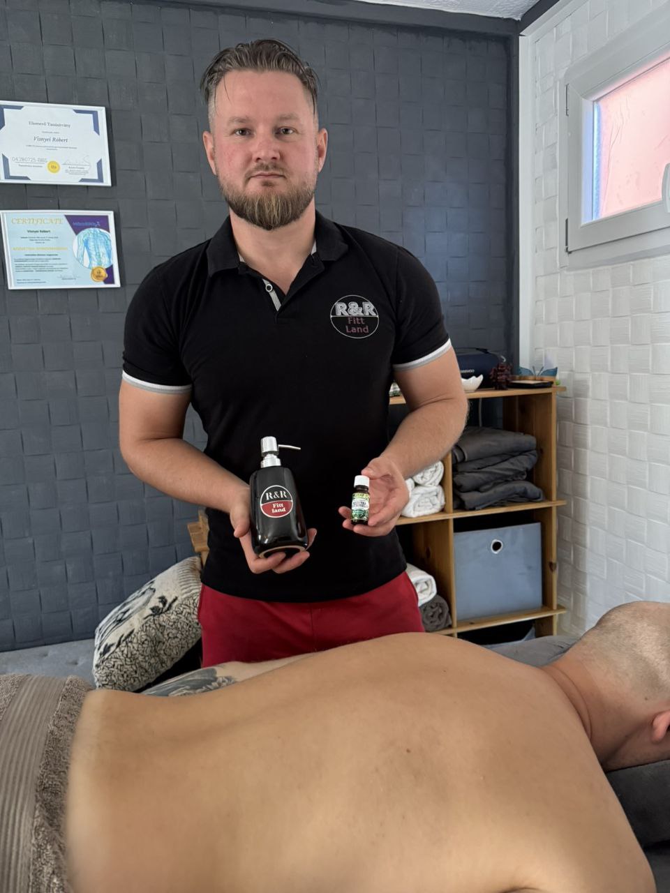 Masszőr figyelmesen hallgatja a vendéget a kezelőben